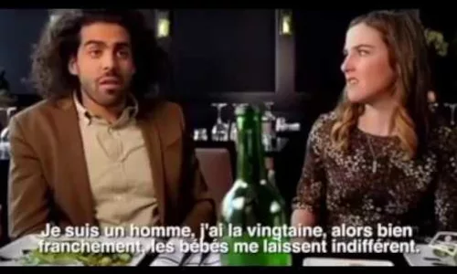 Arrête de niaiser et regarde la photo du bébé !